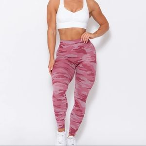 Bombshell Sportswear Fit Camo Legging- Hibiscus, size Medium